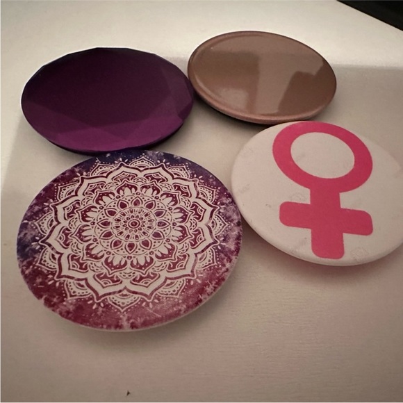 4 popsockets, one of them is custom - Picture 1 of 1